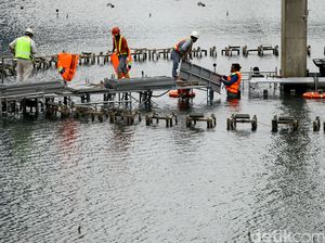 Pemasangan Penyangga Monumen Selamat Datang