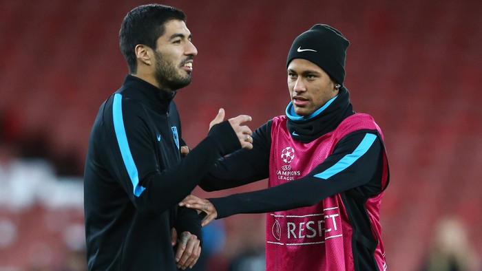 LONDON, ENGLAND - FEBRUARY 22:  Neymar (R) and Luis Suarez look on during a FC Barcelona training session ahead of their UEFA Champions League round of 16 first leg match against Arsenal at the Emirates Stadium on February 22, 2016 in London, United Kingdom.  (Photo by Matthew Lewis/Getty Images)