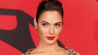 Gal Gadot Hot Bergaun Merah di Premiere Batman v Superman