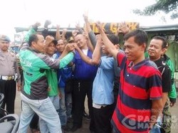 Sopir Angkot dan Go-Jek di Tambora Tandatangani Perjanjian Damai