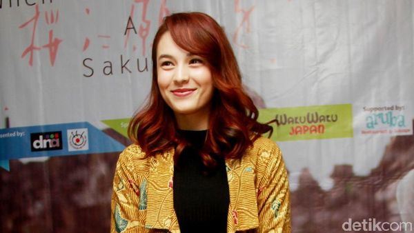 Chelsea Islan Kini Berambut Coklat Kemerahan, Cantik?