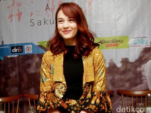 Chelsea Islan Kini Berambut Coklat Kemerahan, Cantik?