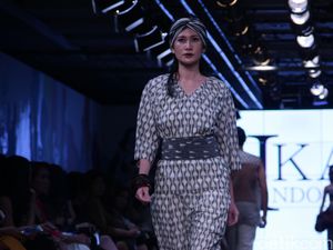 Tampilkan Busana Monokrom, Didiet Maulana Keluar Dari Zona Nyaman