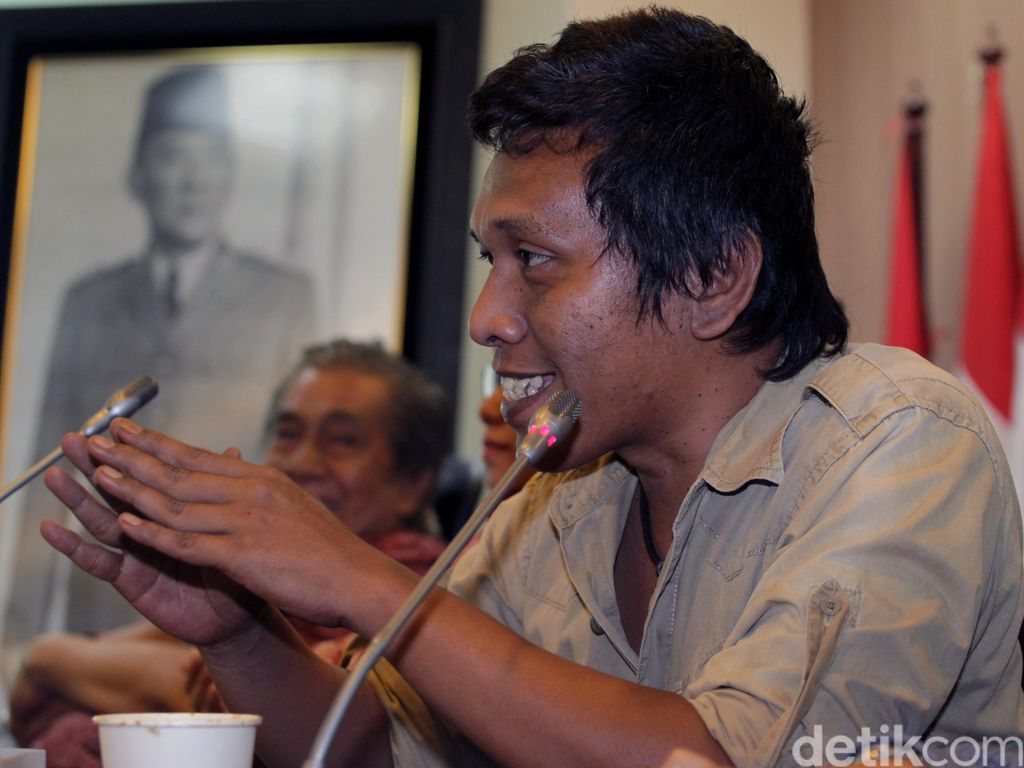 Kolaps di Pesawat, Adian Napitupulu Dirawat Dokter Jantung Kolaps di Pesawat, Adian Napitupulu Dirawat Dokter Jantung