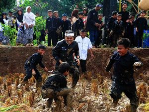 Panen Raya di Purwakarta, Bupati dan Siswa Tawuran Lumpur hingga Mandi Bersama