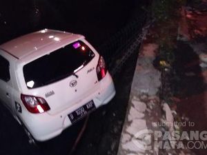 Tabrak Pembatas Jalan, Mobil ini Tercebur ke Sungai di Pademangan
