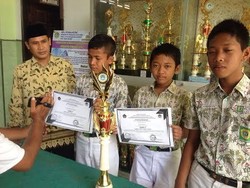 Pelajar MTs Putra Putri Simo Ubah Air Cucian Beras jadi Pembersih Lantai