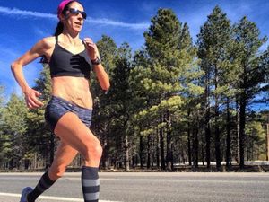 Pelari Wanita Ini Bangga Perutnya Dihiasi Stretch Marks Pasca Melahirkan