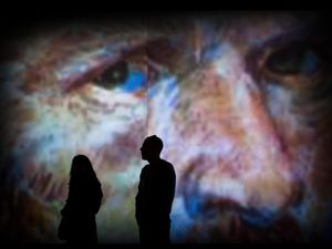 Ilusi Air Terinspirasi Lukisan Van Gogh Ajak Pengunjung Bermain