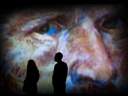 Ilusi Air Terinspirasi Lukisan Van Gogh Ajak Pengunjung Bermain