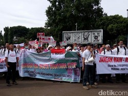 Massa Pendamping Dana Desa Demo di Depan Istana Protes Kemendes