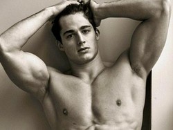 Dosen Matematika Tampan Kini Tampil Sebagai Model Giorgio Armani Terbaru