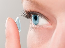 Benarkah Penggunaan Softlens Bisa Merusak Mata?