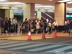 Catat! Konter Taksi Online Bandara Soetta Ditutup, Penumpang Harus Pesan via Aplikasi