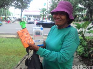 Begini Cerita Bu Tuti Dicari-cari Ahok dan Diberi HP