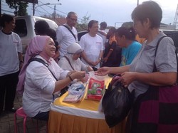 Warga Borong Cabai, Bawang, Hingga Beras di Pasar Murah