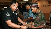 Keluarga Korban Jatuhnya Heli TNI AD Terima Santunan