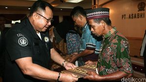 Keluarga Korban Jatuhnya Heli TNI AD Terima Santunan