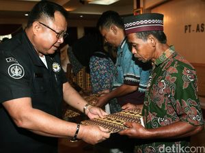 Keluarga Korban Jatuhnya Heli TNI AD Terima Santunan