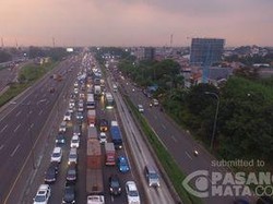 Begini Penampakan Kemacetan Tol Jakarta Arah Cikampek dari Udara