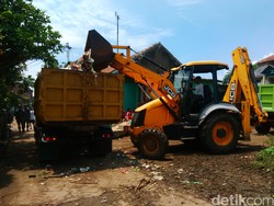 Tumpukan Sampah di Cikapundung Dibuang ke Dua TPA