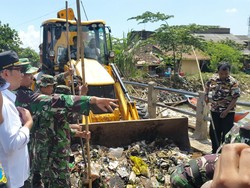 Ridwan Kamil Cek Sampah Cikapundung, Tersenyum saat Warga Kab Bandung Curhat
