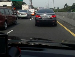 Truk Gandeng Terbalik, Macet Panjang di Tol Karawang Arah Bandung