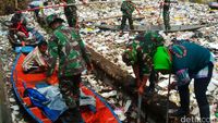 TNI Bersihkan Sampah di Sungai Cikapundung