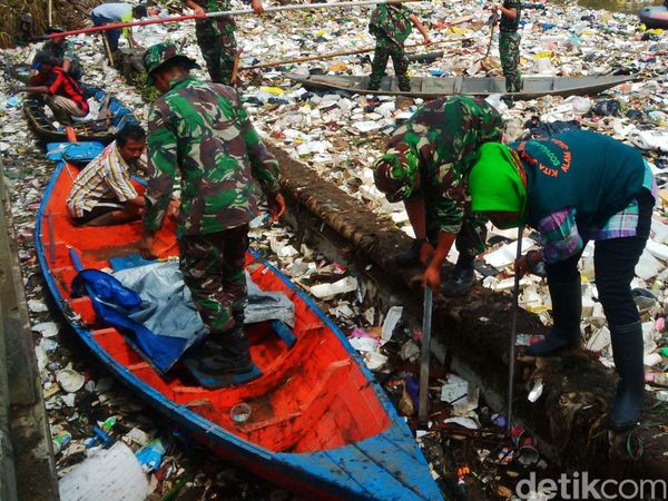 TNI Bersihkan Sampah di Sungai Cikapundung