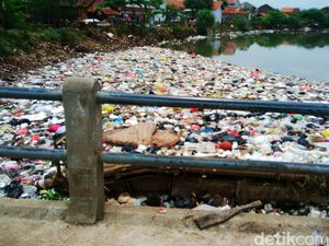 Sampah di Sungai Cikapundung Kampung Cijagra Kembali Menumpuk