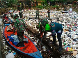 Sudah 50 Kubik Sampah Horor di Cikapundung Diangkut Truk