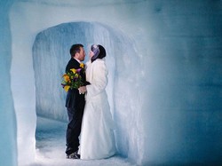 Pasangan Menikah di Bawah Sungai Es yang Indah di Iceland