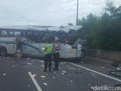 Truk Tronton dan Bus Kecelakaan di Km 25 Tol Pluit Arah Bandara