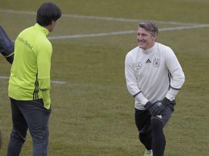 Oezil: Jerman Tak Butuh Schweinsteiger sebagai Maskot di Piala Eropa