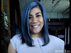 Regina Ganti Warna Rambut Jadi Ocean Grey