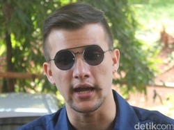 Cerai dari Risty Tagor, Stuart Jadi Guru Bahasa Inggris