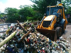 Alat Berat dan Truk Mulai Dikerahkan Atasi Horor Sampah di Cikapundung