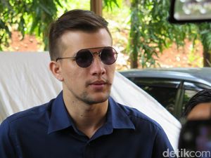 Stuart Collin Tak Terima Cerai dari Risty Tagor Stuart Collin Tak Terima Cerai dari Risty Tagor