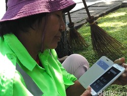 Bu Tuti Belum Pakai Ponsel Pemberian Ahok karena Belum Tahu Caranya