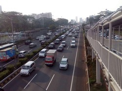 Padat Sejak Pusat Kota, Begini Penampakan Lalu lintas di Tol Semanggi