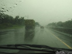 Hujan Deras Guyur Tol Cikampek KM 57, Hati-hati Jalan Licin