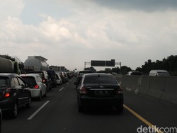 H+1 Lebaran, Tol Jatibening Arah Cikampek Macet 13 Km