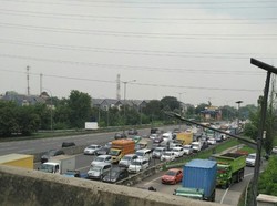 Kendaraan Berat dan Bus Mendominasi Kemacetan di Tol Cikampek