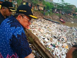 Tinjau Horor Sampah Cikapundung, Aher: Tobat, Jangan Buang Sampah di Sungai!