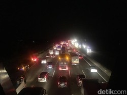 Begini Penampakan Kemacetan Parah Jelang Rest Area KM 39 Tol Cikampek