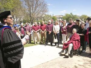Demi Ayah yang Kena Kanker, Jenny Jalani Wisuda Lebih Cepat di Rumah