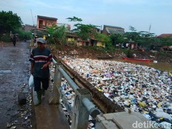 Begini Kondisi Horor Sampah yang Masih Menumpuk Usai Dikeruk