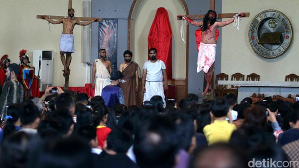 Teatrikal Jalan Salib di Bintaro