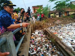 Ini Solusi Aher Bersihkan Horor Sampah di Sungai Cikapundung