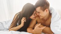 5 Kunci Menggapai Orgasme Bersamaan dengan Pasangan